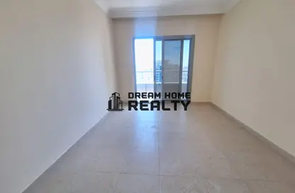 شقة - غرفة نوم - 2 حمامات للايجار في مبنى الثاني - الخان - الشارقة