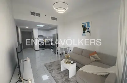 شقة - غرفة نوم - 2 حمامات للايجار في برج روكان B - برج روكان - روكان - دبي لاند - دبي