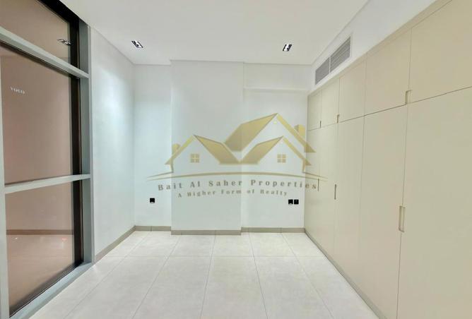 Studio Apartment with Covered Parking in Al Satwa photo 3