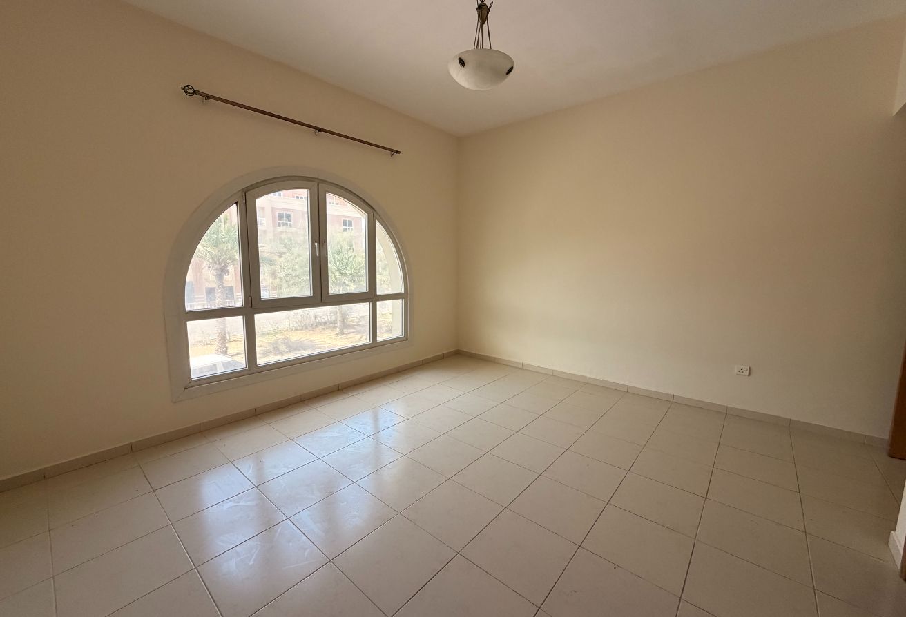 VACANT I COMMUNITY VIEW I OPEN KITCHEN gallery image