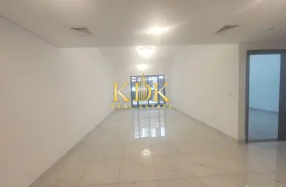 شقة - غرفة نوم - 2 حمامات للايجار في الوردة بيضاء - الضاحية 12 - قرية جميرا الدائرية - دبي