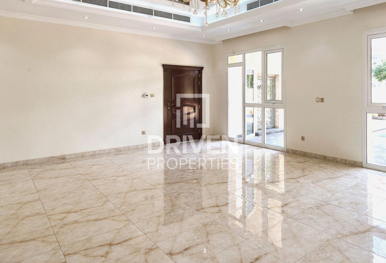 Ready to Move in | Spacious Layout | Elegant Villa photo 5