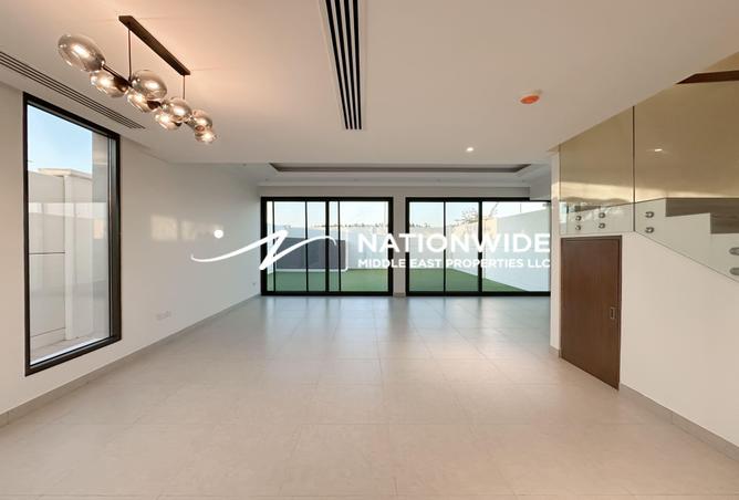 Vacant|Corner 5BR|Stylish Layout|Modern Living — photo 2