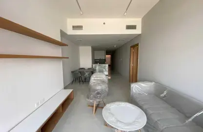 شقة - غرفة نوم - 2 حمامات للايجار في برج بلو ويفز - مجمع دبي ريزيدنس - دبي لاند - دبي