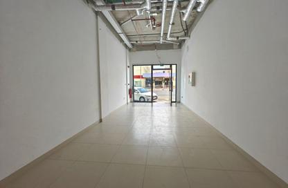 Shop - Studio for rent in Al Karama - Dubai