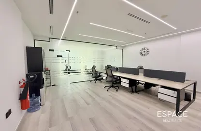 مكتب - استوديو للايجار في B2B  برج - الخليج التجاري - دبي
