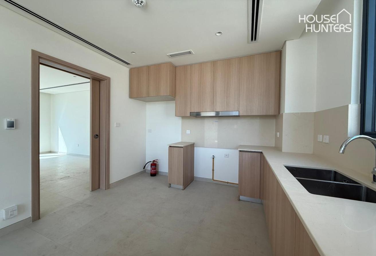 Prime location | Brand New | Bright layout photo 4