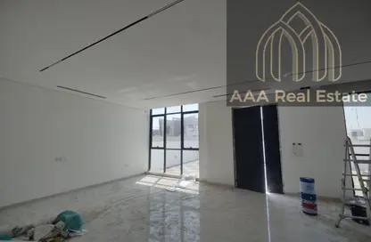 Apartment - 4 Bedrooms - 5 Bathrooms for rent in Al Aweer 1 - Al Aweer - Dubai
