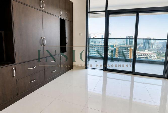 Vacant Well Maintained Spacious Modern and Bright photo 3