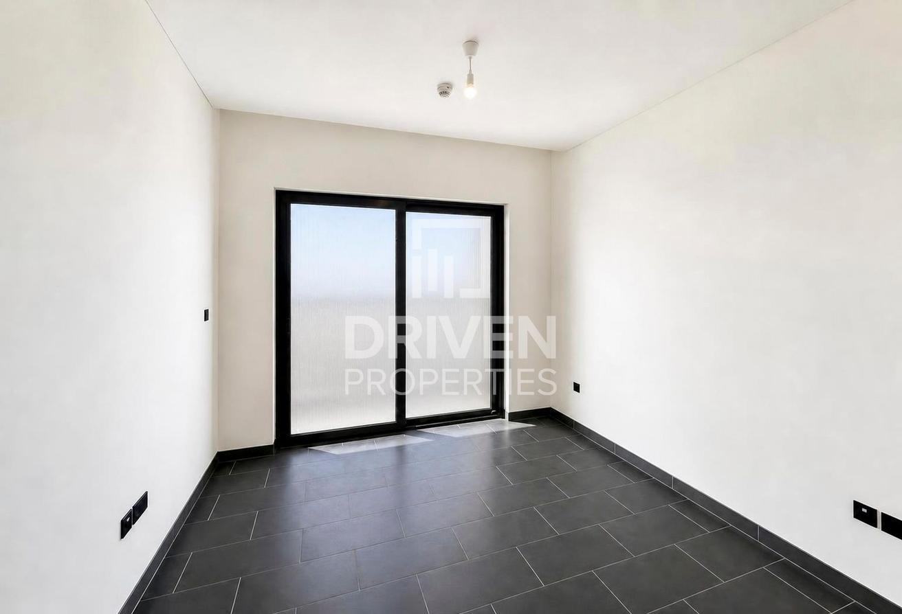 Vacant Apt | Scenic Pool View | Two Washrooms photo 2