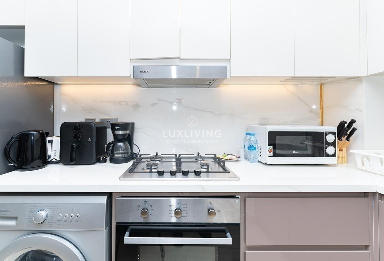 Downtown Skyline View | Fully Furnished | Vacant photo 9