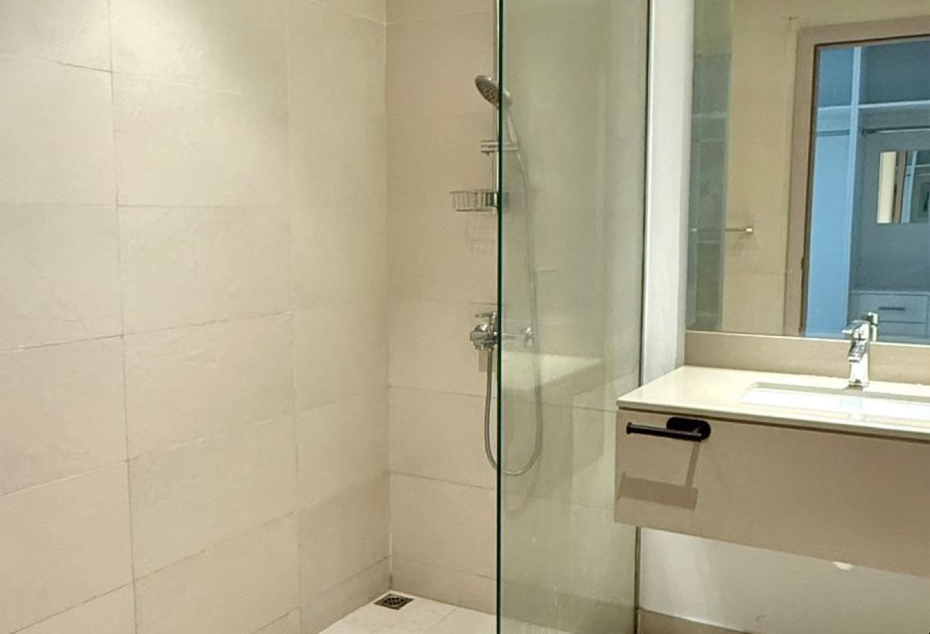 Canal & Pool View | Elegant 2BR | Ideal Location