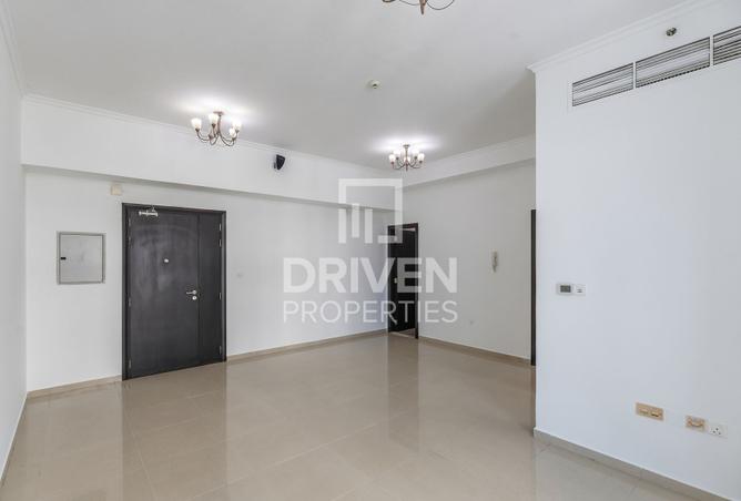 Spacious Unit | High Floor | Well Maintained photo 3