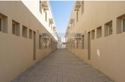 سكن عمال - استوديو - 8 حمامات للايجار في الصجعة - الشارقة
