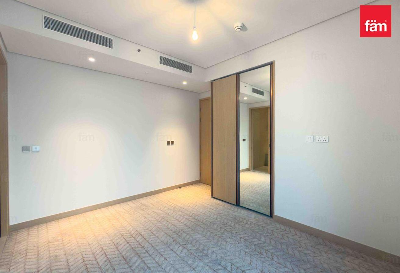 Vacant | Burj Khalifa View | Unfurnished photo 12