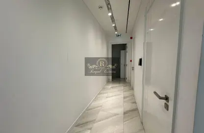 مكتب - غرفة نوم - 1 حمام للايجار في برج أوبوس - الخليج التجاري - دبي