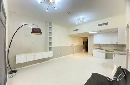 شقة - غرفة نوم - 2 حمامات للايجار في برج حمزة - مدينة دبي الرياضية - دبي