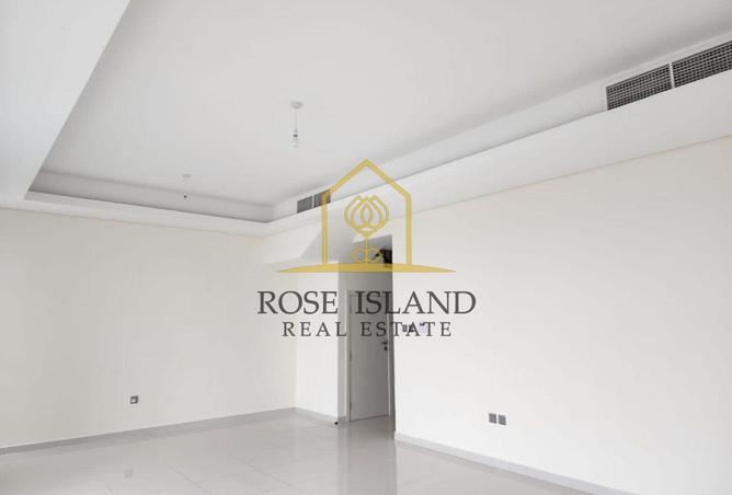 5-bed villa in Dubai · Private garden — photo 3