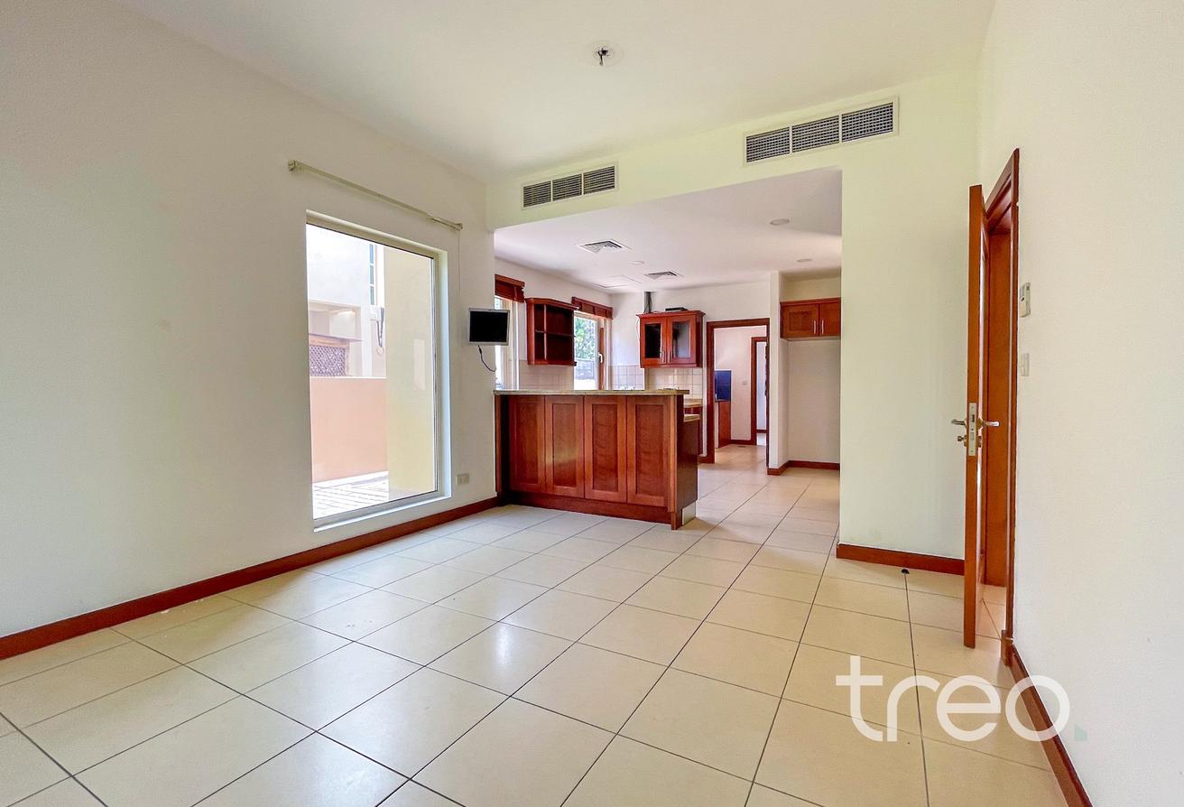 3 Bed Villa | Well Maintained | Vacant photo 5