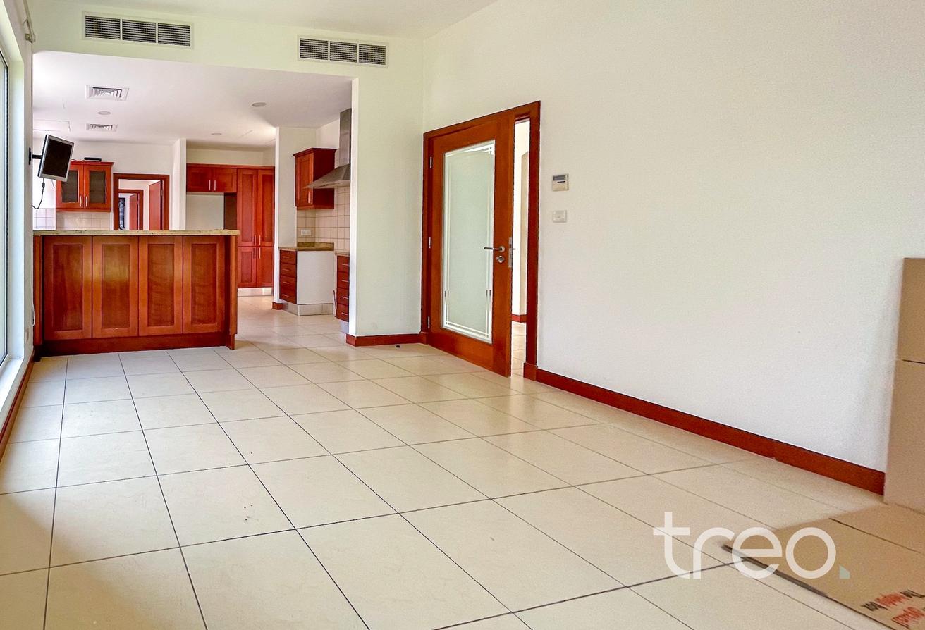 3 Bed Villa | Well Maintained | Vacant photo 8