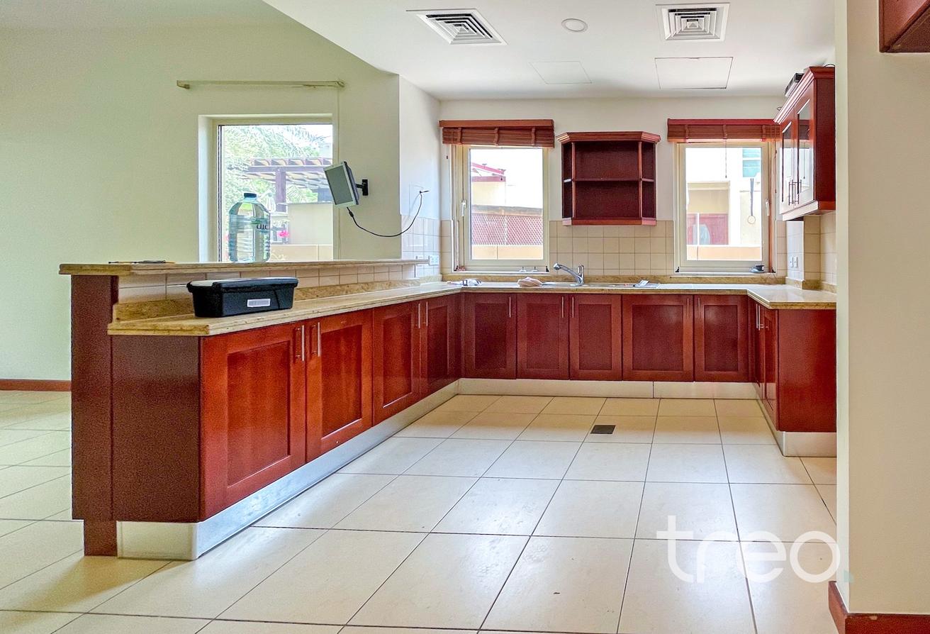 3 Bed Villa | Well Maintained | Vacant photo 9