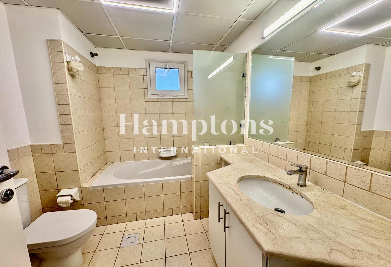 Upgraded | Great Location | Vacant | Spacious photo 14