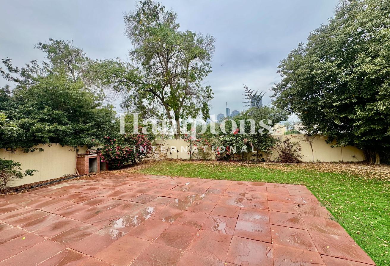 Upgraded | Great Location | Vacant | Spacious photo 3