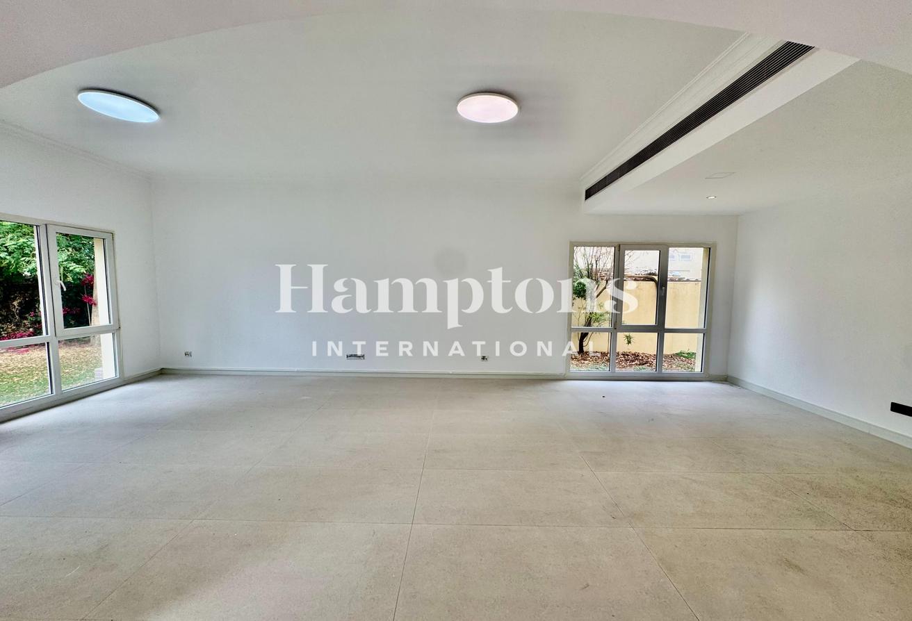 Upgraded | Great Location | Vacant | Spacious photo 2