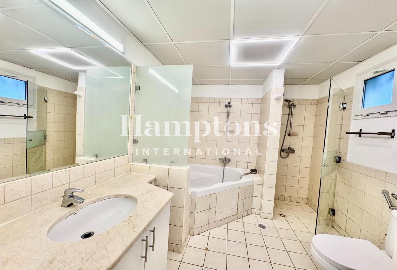 Upgraded | Great Location | Vacant | Spacious photo 13