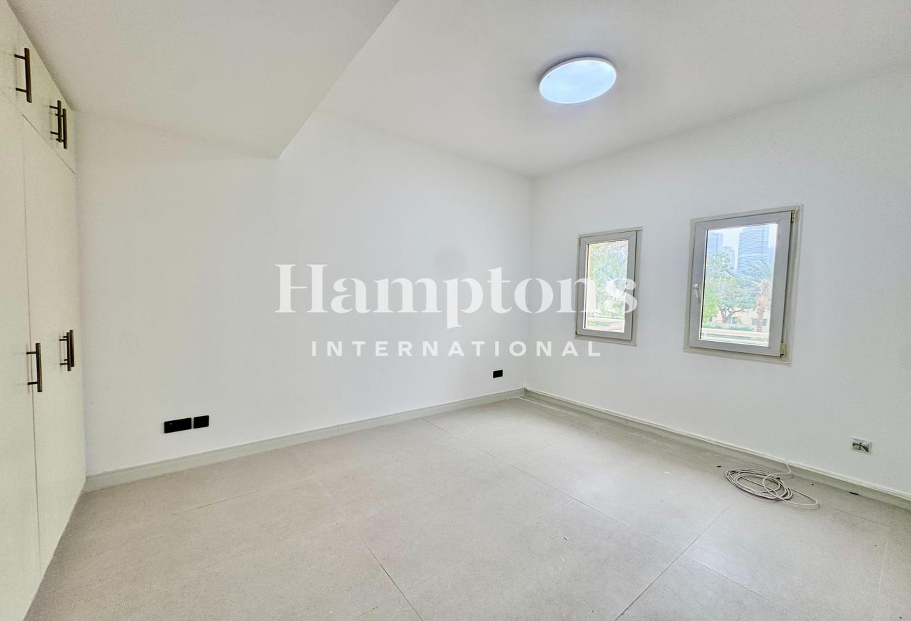 Upgraded | Great Location | Vacant | Spacious photo 5