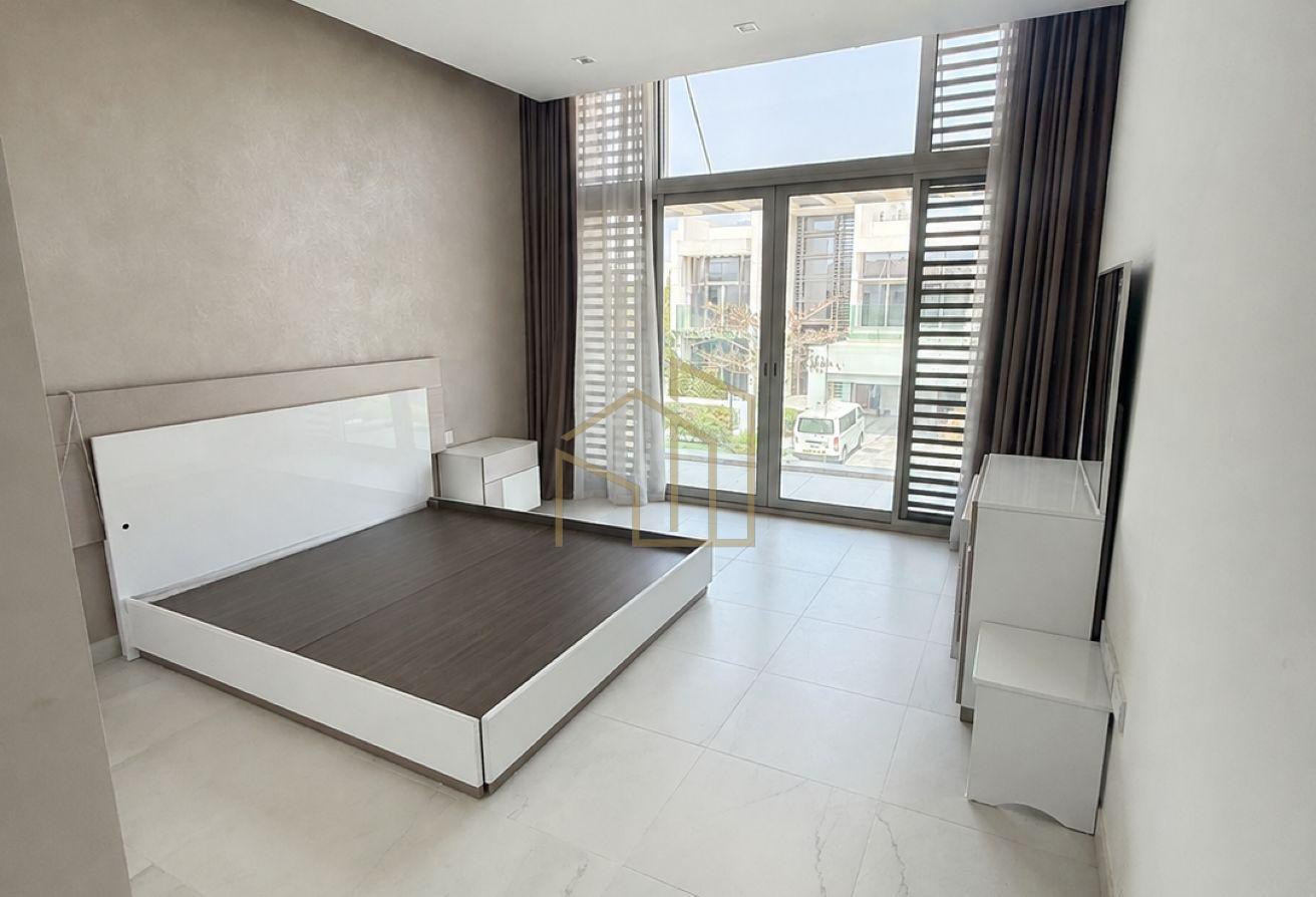 Fully Furnished 4BR | Single Row | Pool photo 9