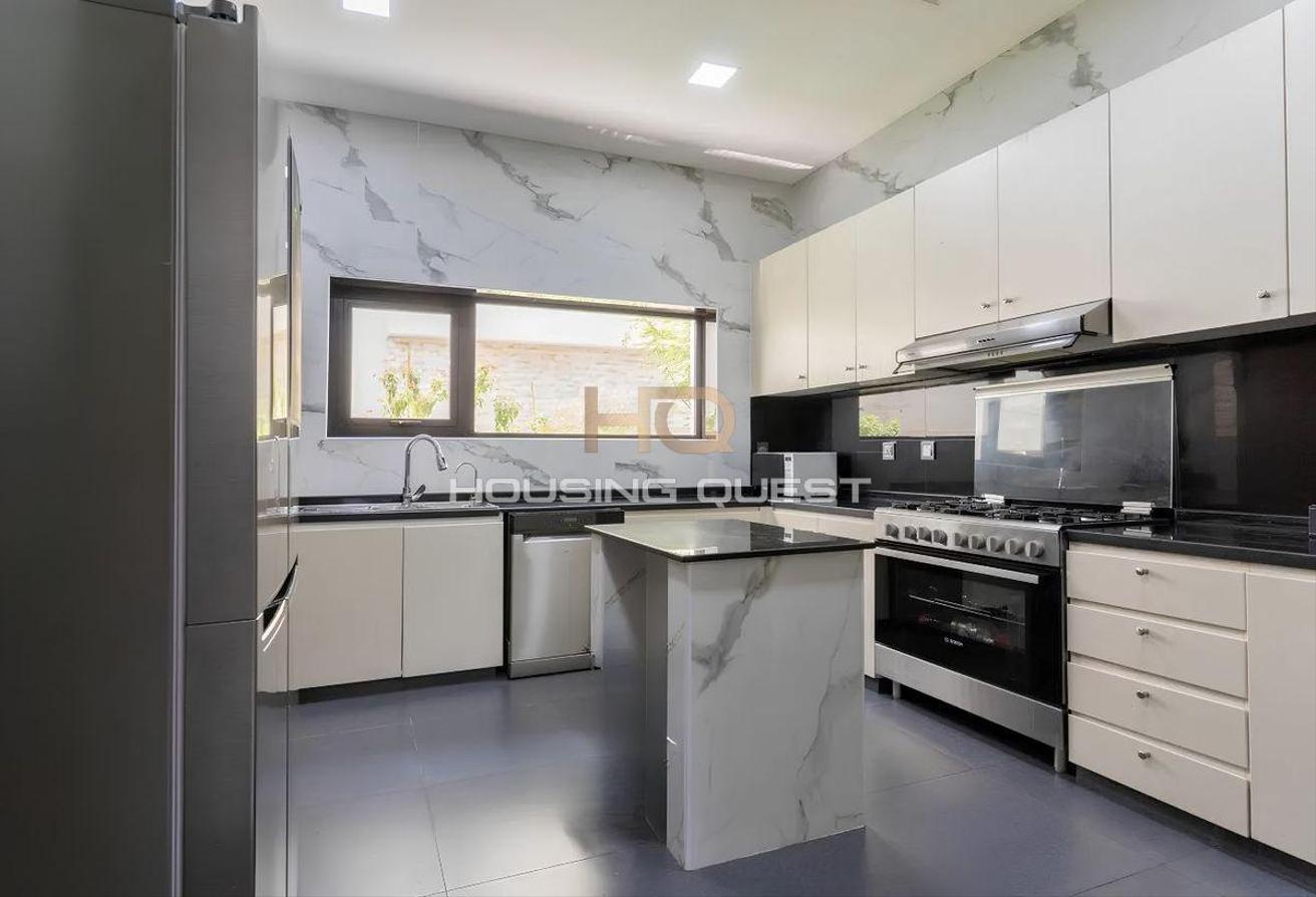 5 bed Villa | Ready to Move in | Prime location photo 8