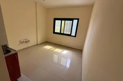 شقة - 1 حمام للايجار في الممزر بلازا - شارع التعاون - التعاون - الشارقة