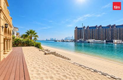 Villa - 5 - 6 for rent in Garden Homes Frond A - Garden Homes - Palm Jumeirah - Dubai