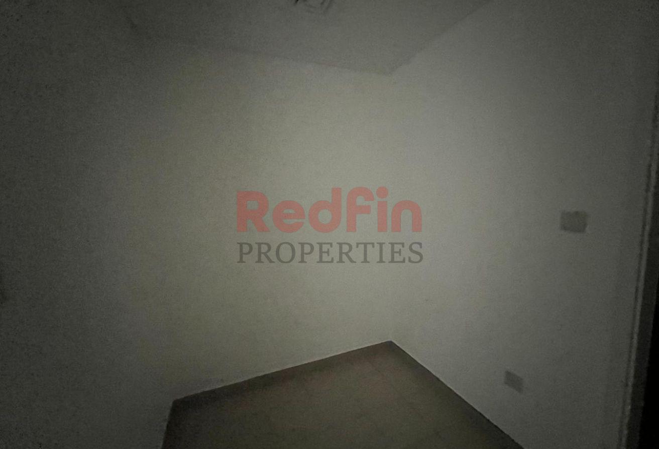 One bedroom+ Maid! Ready To Move! Huge Layout photo 6
