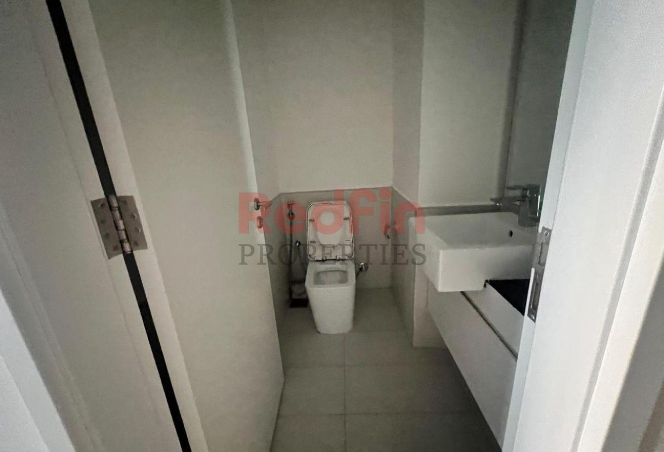 One bedroom+ Maid! Ready To Move! Huge Layout photo 4