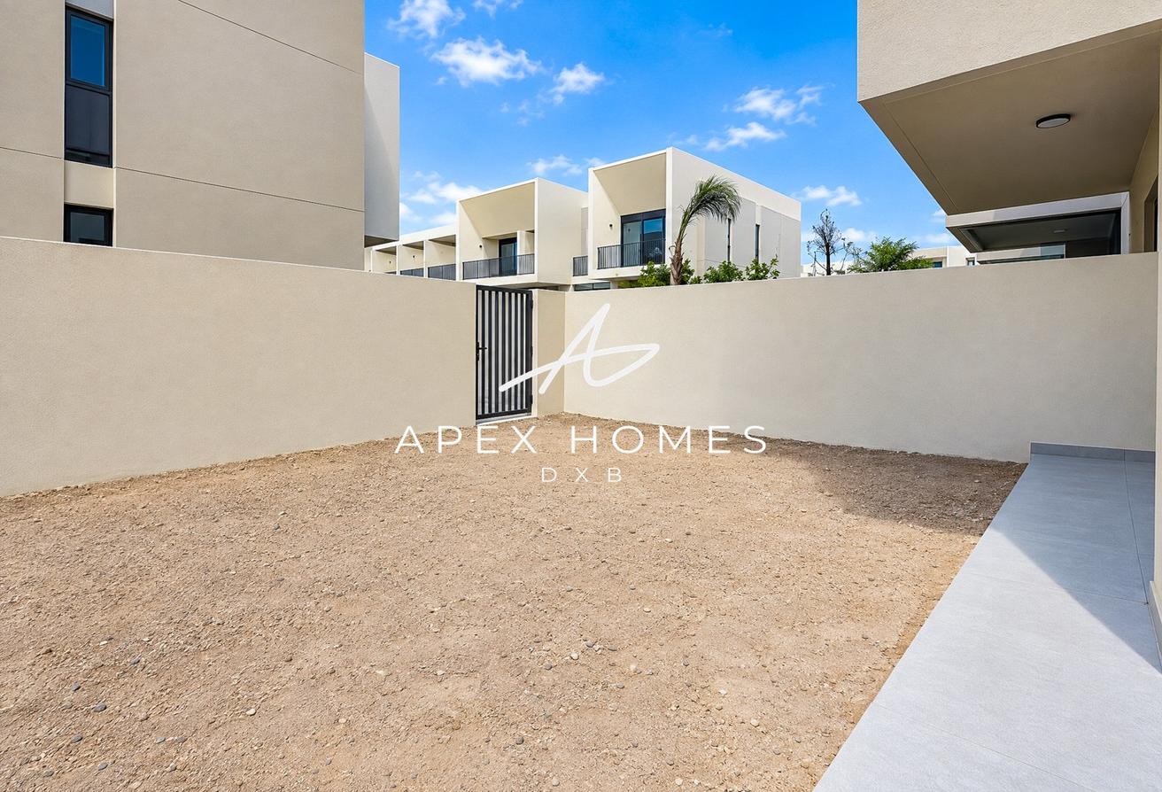 END CORNER UNIT | VACANT | SINGLE ROW | SPACIOUS photo 3