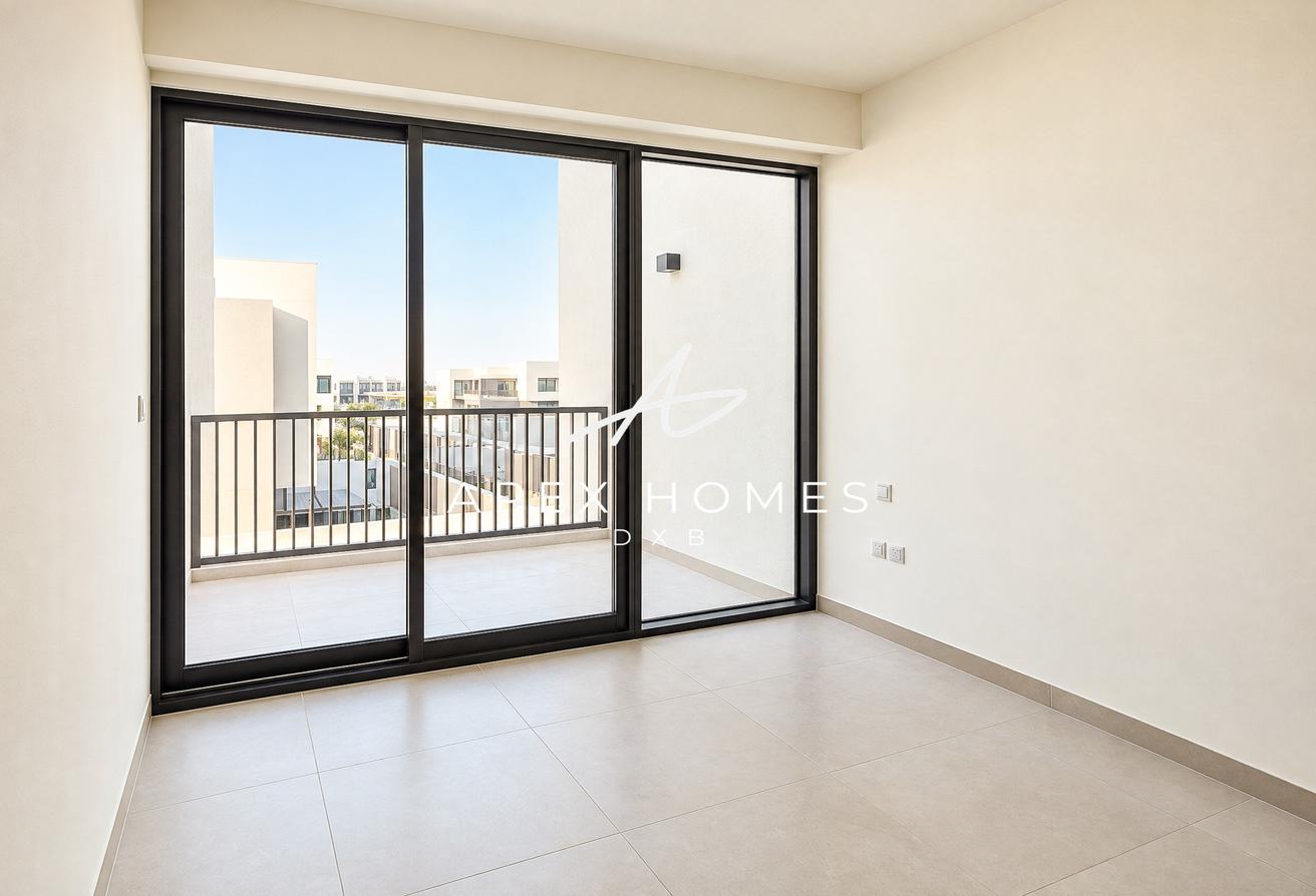 END CORNER UNIT | VACANT | SINGLE ROW | SPACIOUS photo 15