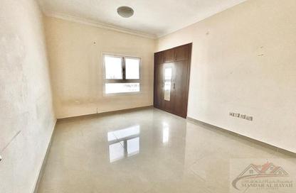 عمارة بالكامل - 2 - 3 للبيع في طريق فاير ستاشن - مويلح - الشارقة