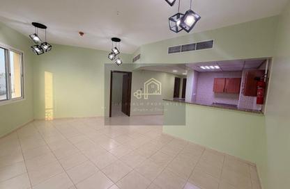 شقة - غرفة نوم - 2 حمامات للايجار في آي سي1 اماراتي 20 - طراز إماراتي - المدينة العالمية - دبي