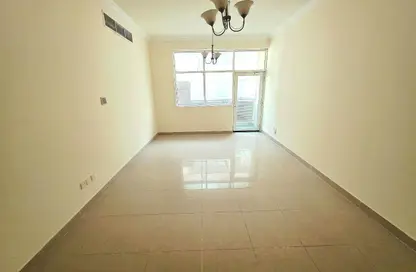 شقة - 2 غرف نوم - 2 حمامات للايجار في طريق فاير ستاشن - مويلح - الشارقة