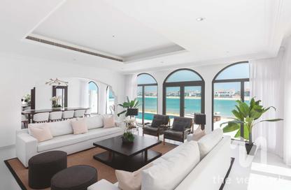 Villa - 5 Bedrooms - 7 Bathrooms for rent in Garden Homes Frond B - Garden Homes - Palm Jumeirah - Dubai
