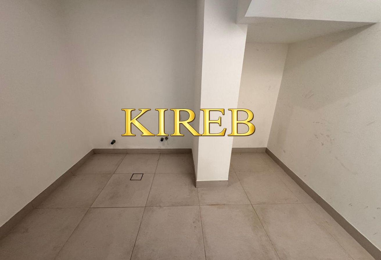 Park View | Corner Unit | Vacant. photo 8