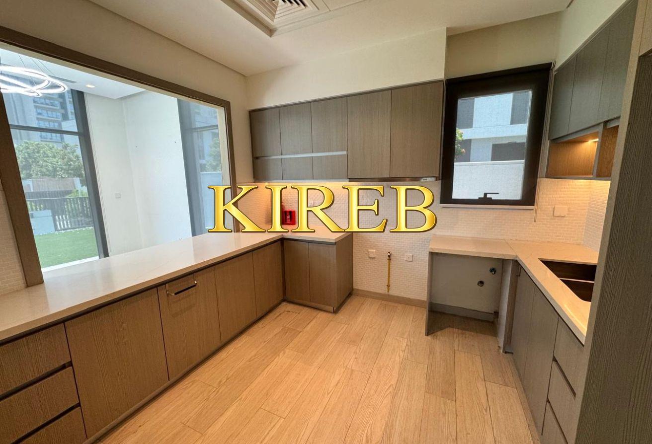 Park View | Corner Unit | Vacant. photo 4
