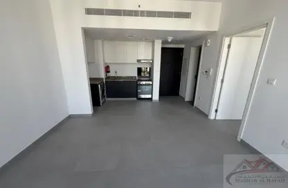 شقة - غرفة نوم - 2 حمامات للايجار في الطراز - حي نسيج - الجادة - الشارقة