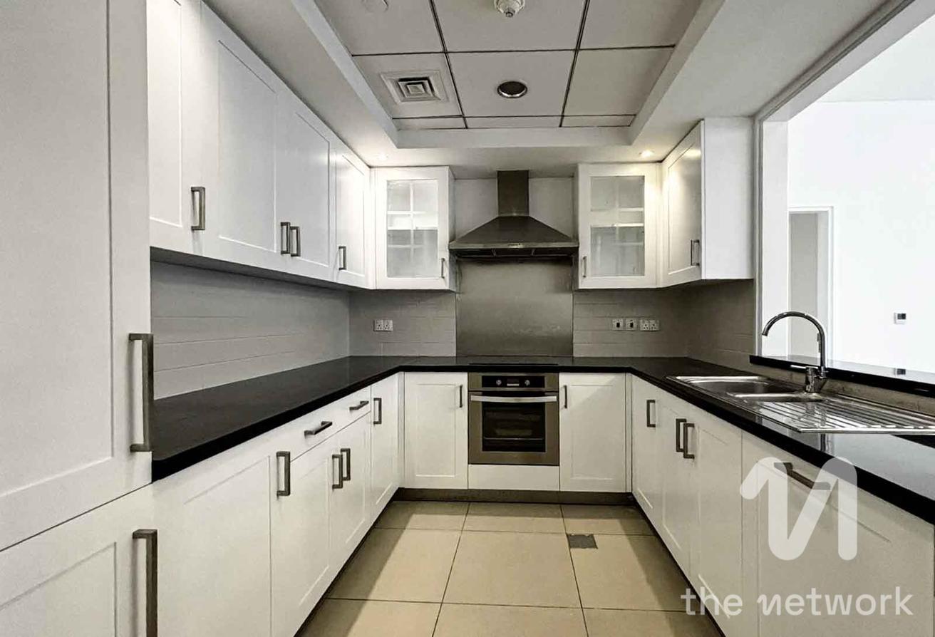 Upgraded | Large 2 Bed | High Floor photo 4