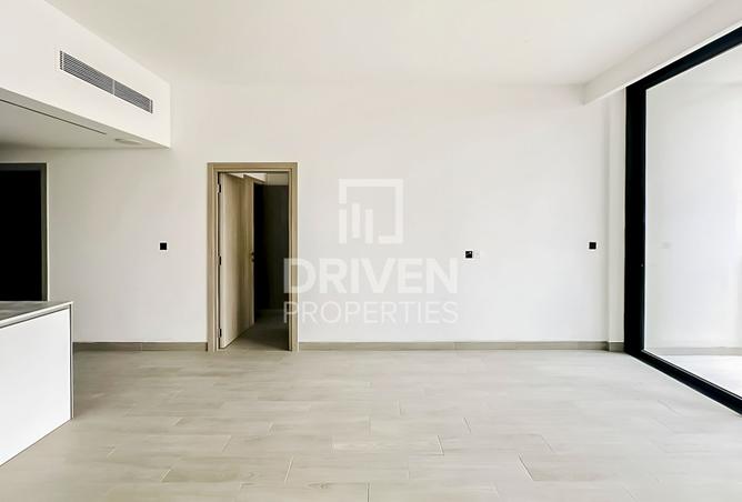 Elegant and Brand New Apt | Fitted Kitchen photo 3