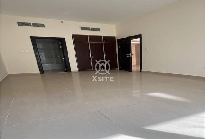 1-bed apartment in Burj Residency · Pool view — photo 3