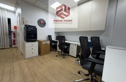 متجر - استوديو - 1 حمام للايجار في اكس26 - طراز إنجليزي - المدينة العالمية - دبي