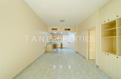 Apartment - 1 - 2 for rent in Golden Sands 12 - Al Mankhool - Bur Dubai - Dubai Apartment - 1 - 2 for rent in Golden Sands 12 - Al Mankhool - Bur Dubai - Dubai